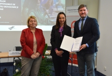 Uczestnik pozuje z dyplomem, obok pani z MSZ i dyrektor KSAP