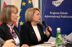 Dyrektor i Ambasador siedzą przy stole