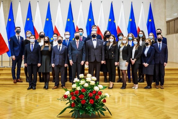fot. KPRM zdjęcie grupowe nowo mianowanych z szefem służby cywilnej i dyrektorem KSAP