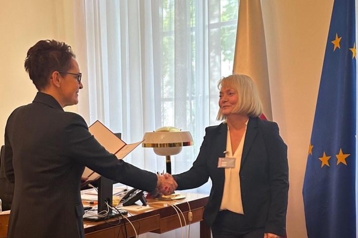 fot. KPRM Szefowa służby cywilnej Anita Noskowska-Piątkowska wręcza Małgorzacie Bywanis-Jodlińskiej akt powołania na stanowisko dyrektora KSAP