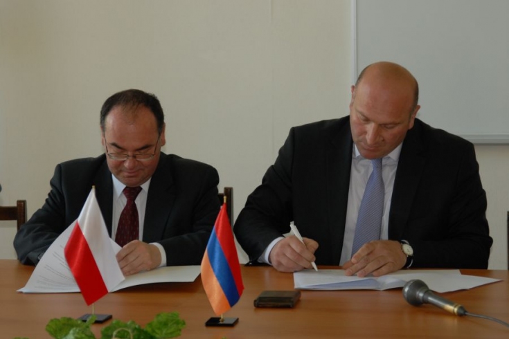 Zastępca dyrektora KSAP oraz przedstawiciel Akademii Administracji Publicznej Partnerstwa Wschodniego podpisuja wspólnie dokumenty
